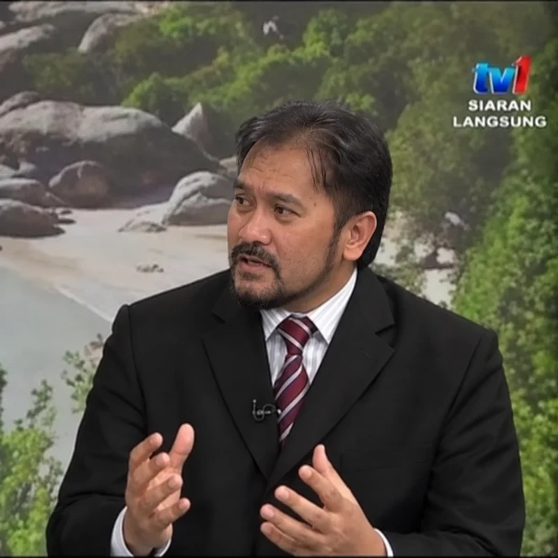 Ts Mohd Arif Ghazali, Lead AI & Data Trainer at AISynergy, being interviewed on TV1